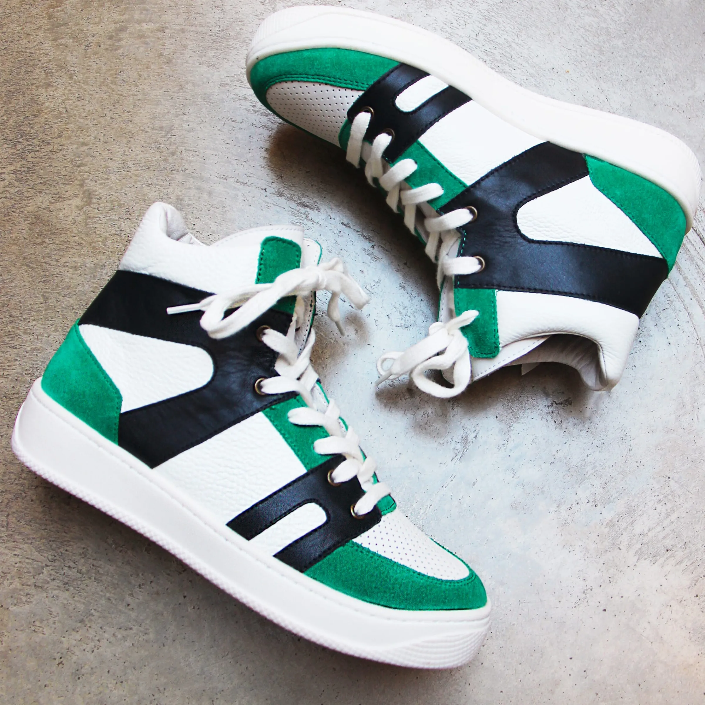 baskets_montantes_cuir_blanc_bleu_2.webp Femme JULES & JENN Baskets | Baskets montantes cuir blanc bleu