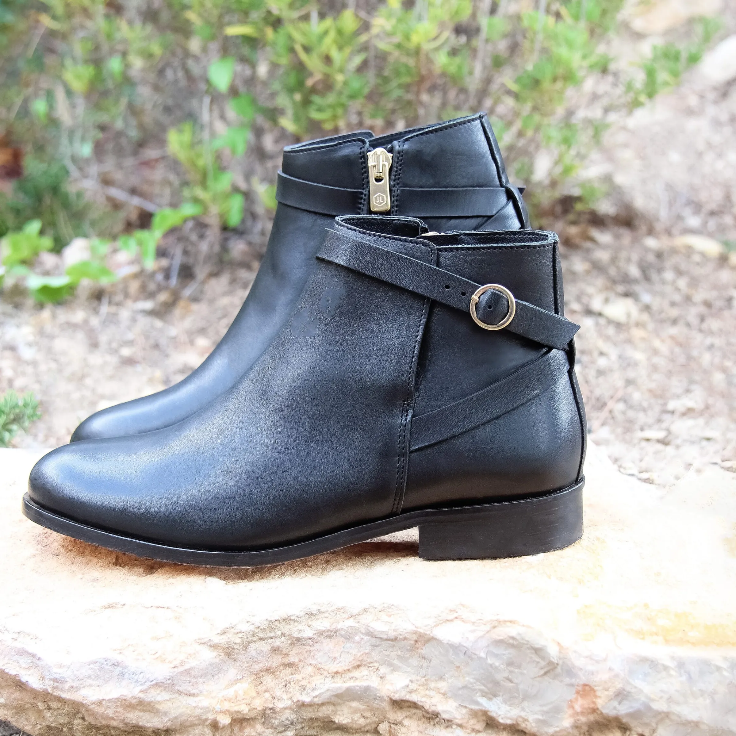 bottines_cavalires_plates_cuir_noir_2.webp Femme JULES & JENN Bottines & Bottes | Bottines cavalières plates cuir