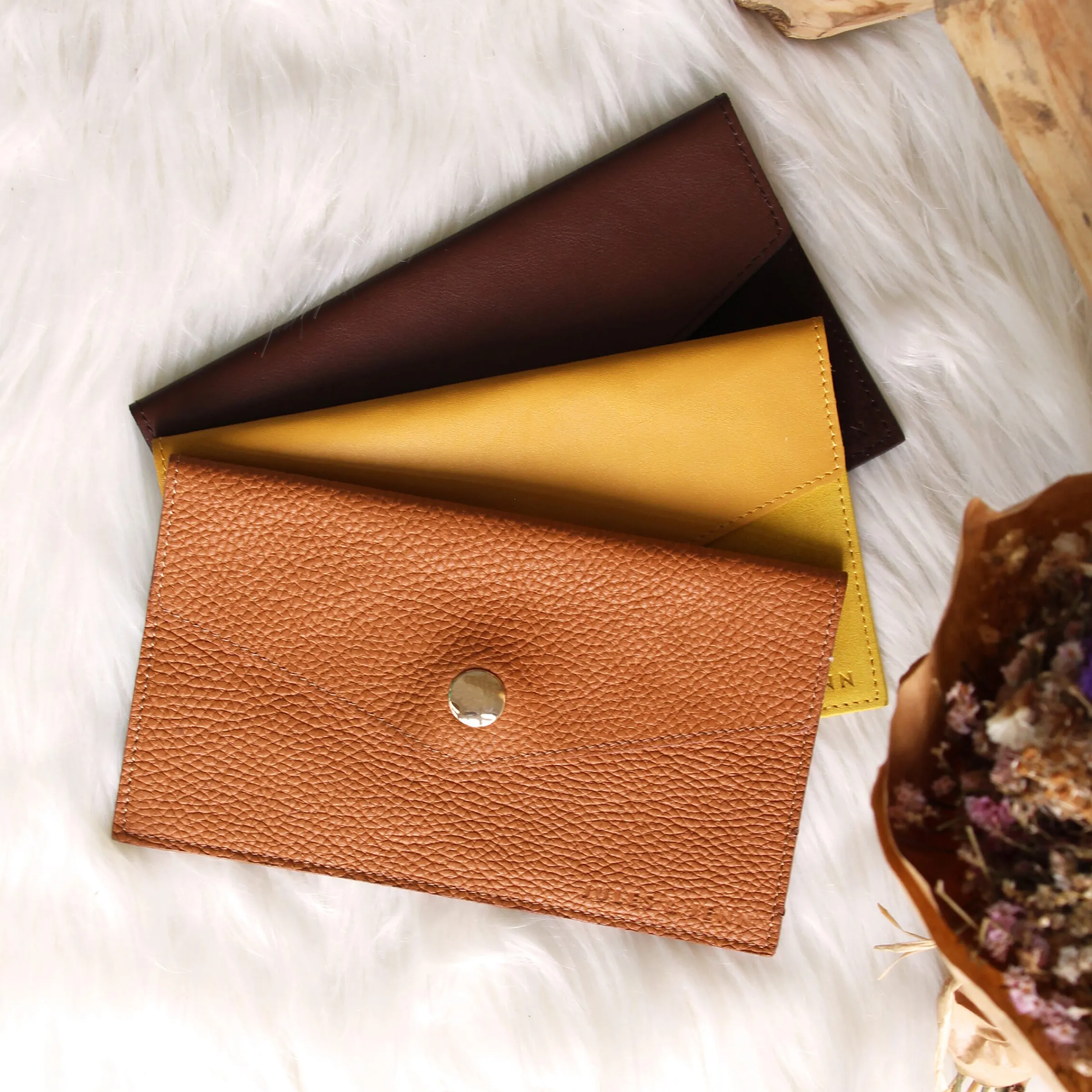 Femme JULES & JENN Dressing Recyclé | Pochettes | Pochette enveloppe cuir upcyclé camel