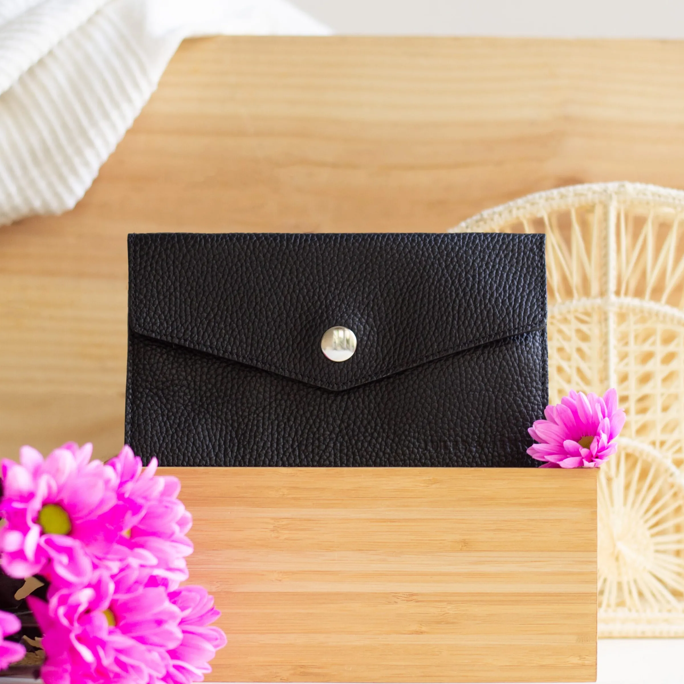 Femme JULES & JENN Dressing Recyclé | Pochettes | Pochette enveloppe cuir upcyclé noir