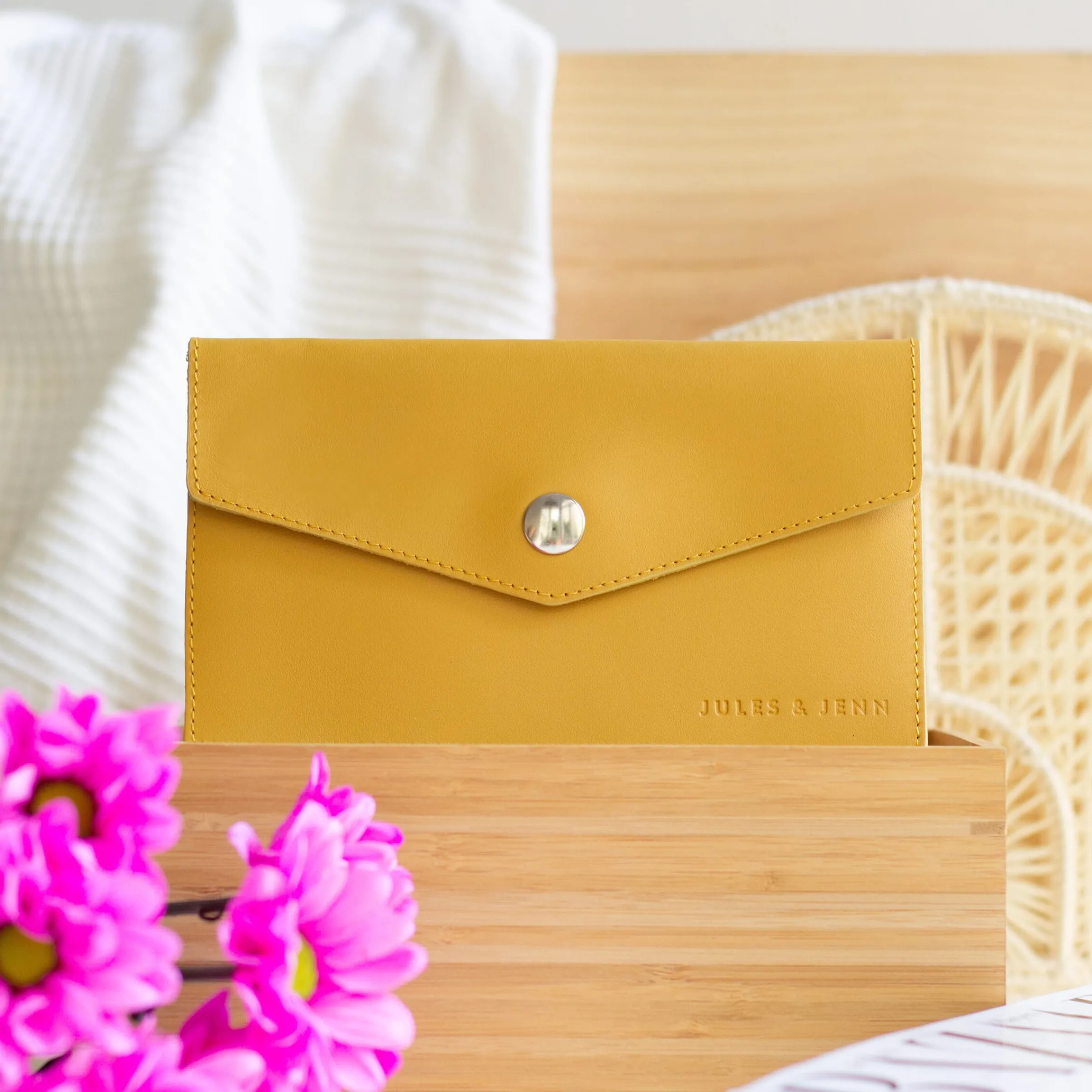 Femme JULES & JENN Dressing Recyclé | Pochettes | Pochette enveloppe upcyclé moutarde