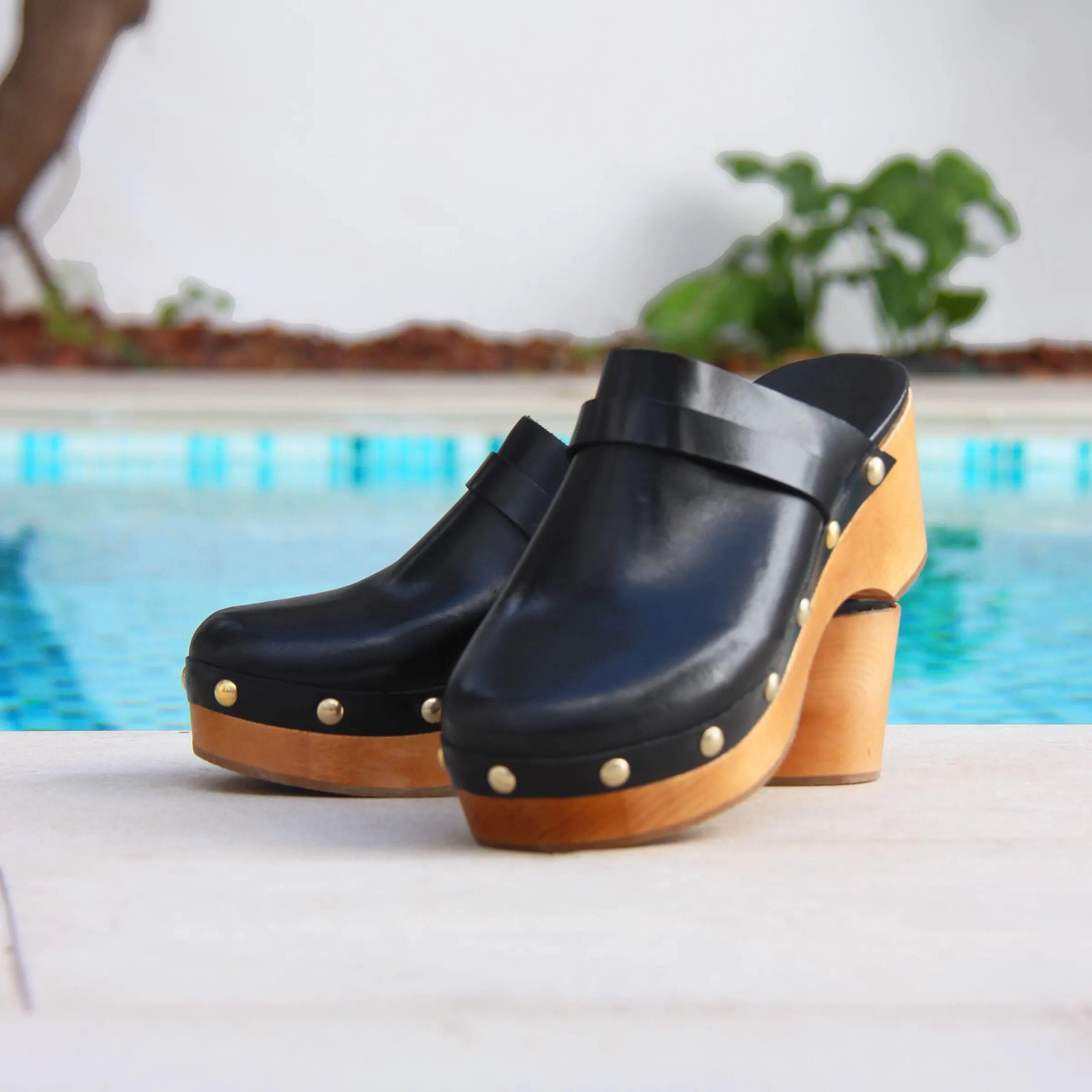 sabots_bois_clous_cuir_noir_2.webp Femme JULES & JENN Sandales | Sabots bois clous cuir